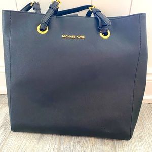 Gently used Michael Kors purse. Smoke free home.